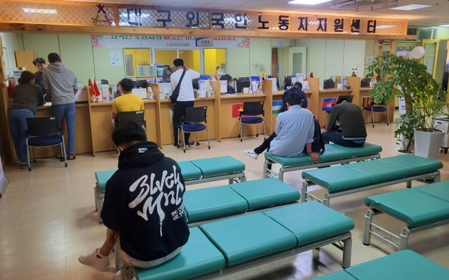 대구외국인노동자지원센터에서 이주노동자들이 상담을 기다리고 있다.(2023.10.4) / 사진. 평화뉴스 정준민 기자