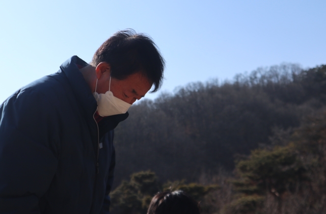 유가족 배석준씨가 고개 숙여 무연고 희생자들을 추모하고있다.(2024.2.13) / 사진.평화뉴스 김영화 기자