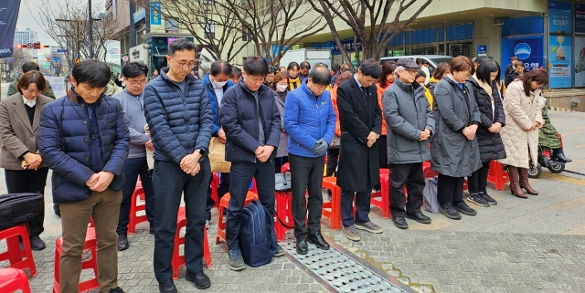 추모문화제에 참석한 유가족, 시민들이 참사 희생자들에게 묵념하고 있다. (2024.2.18) / 사진. 평화뉴스 정준민 기자