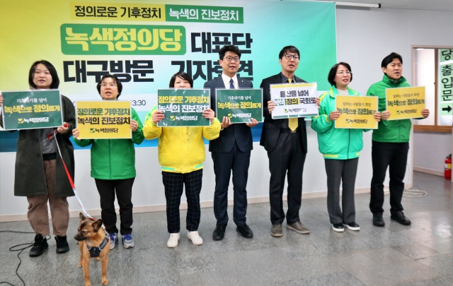 녹색정의당 대표단 대구 방문 기자회견...(왼쪽부터)정민지 녹색당 경북도당 운영위원장,황정화 대구시당 운영위원장, 엄정애 정의당 경북도당 위원장, 김준우·김찬휘 녹색정의당 대표, 한민정 정의당 대구시당 위원장, 허승규 녹색당 경북도당 운영위원장(2024.2.20.전교조대구지부 강당) / 사진.평화뉴스 김영화 기자