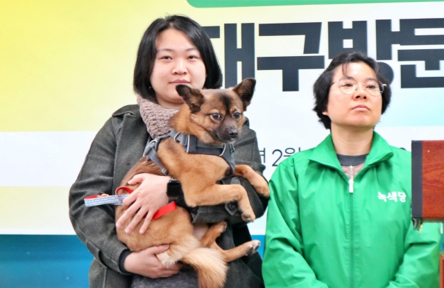 "동물권 위해 녹색정의당 응원하러 왔어요~." 2살 강아지 '이듬이'(2024.2.20) / 사진.평화뉴스 김영화 기자