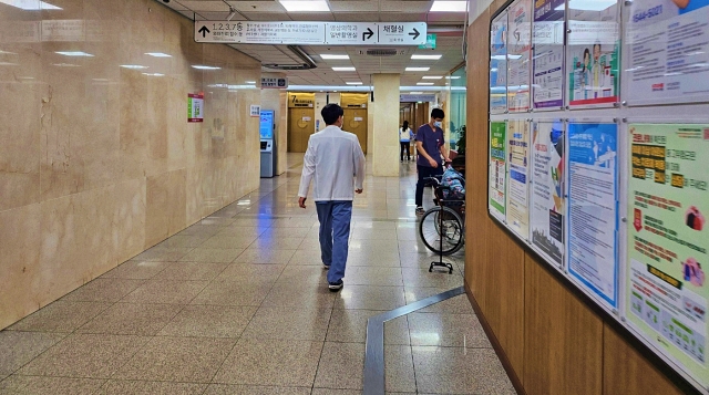 경북대병원 한 의사가 복도를 걸어가고 있다. (2024.2.20) / 사진.평화뉴스 정준민 기자