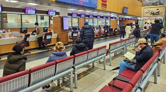 경북대병원 삼덕동 본원에서 접수를 기다리는 환자들과 보호자들 (2024.2.20) / 사진.평화뉴스 정준민 기자