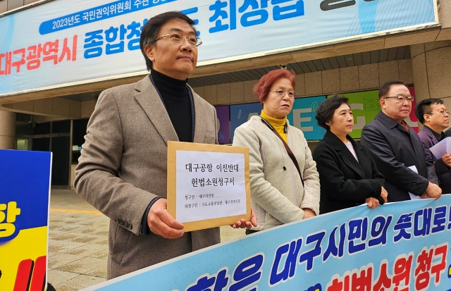 백수범 변호사가 헌법소원심판청구서를 들고 있다.(2024.2.21) / 사진.평화뉴스 정준민 기자