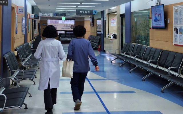 경북대병원 한 의사가 환자와 함께 걸어가고 있다. (2024.2.19) / 사진.평화뉴스 정준민 기자