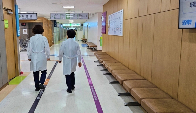 영남대병원 의사들이 복도를 걸어가고 있다.(2024.2.23) / 사진.평화뉴스 정준민 기자
