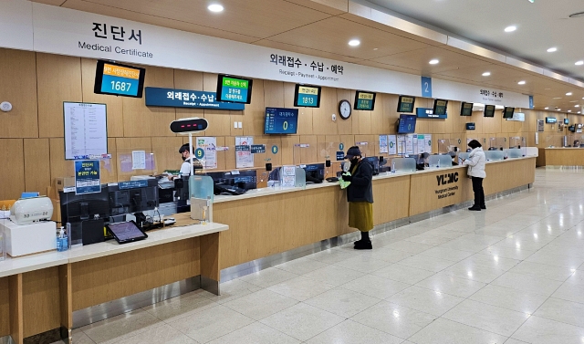 영남대병원을 찾은 환자들이 접수 중이다. (2024.2.23) / 사진.평화뉴스 정준민 기자