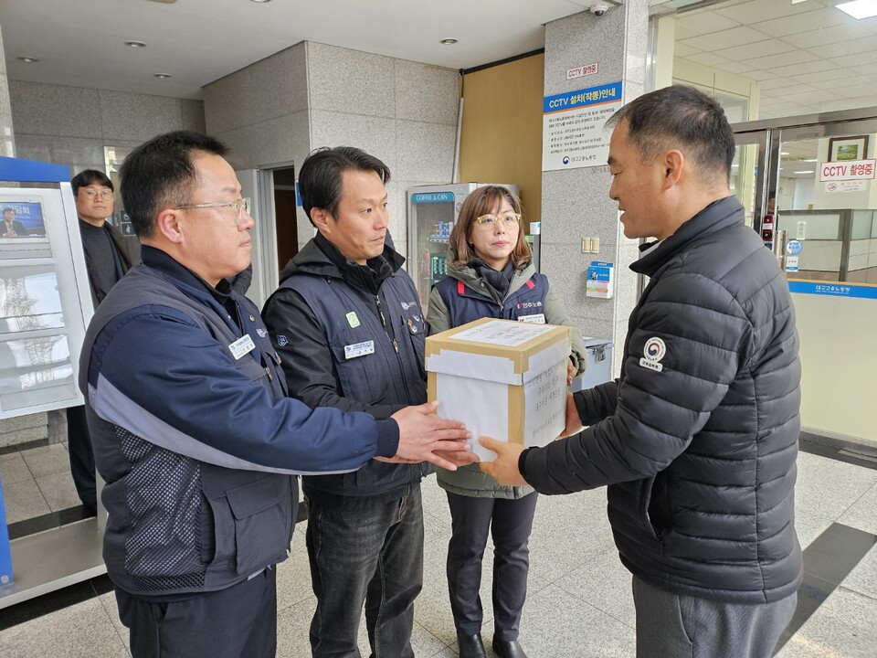 손기백 분회장이 대구노동청에 'A대표이사 구속기소 서명운동' 명부를 제출하고 있다. (2024.2.26) / 사진.평화뉴스 정준민 기자