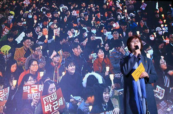 '박근혜정권 탄핵촛불시위'(2016.12), 사회를 맡은 남은주 대표 / 사진 제공. 남은주