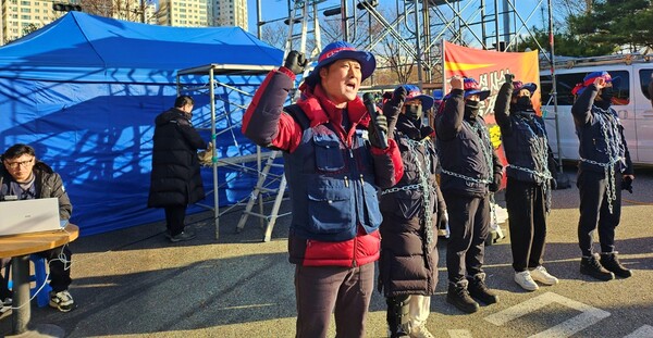 최현환 지회장이 "농성장 사수"를 외치고 있다. (2024.2.16) / 사진.평화뉴스 정준민 기자