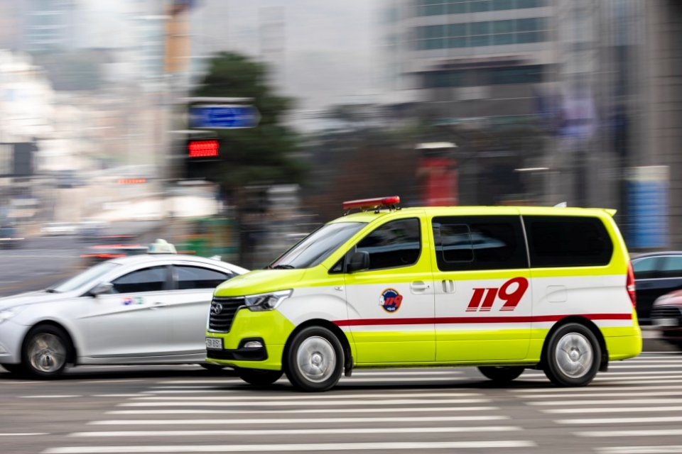 119응급차가 환자를 이송하고있다 / 사진 출처.소방청 
