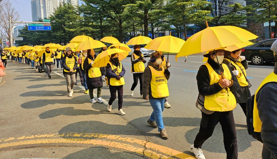 행진에 참여한 유가족들과 시민들이 노란 우산을 쓰고 범어네거리를 행진하고 있다.(2024.3.3) / 사진.평화뉴스 정준민 기자