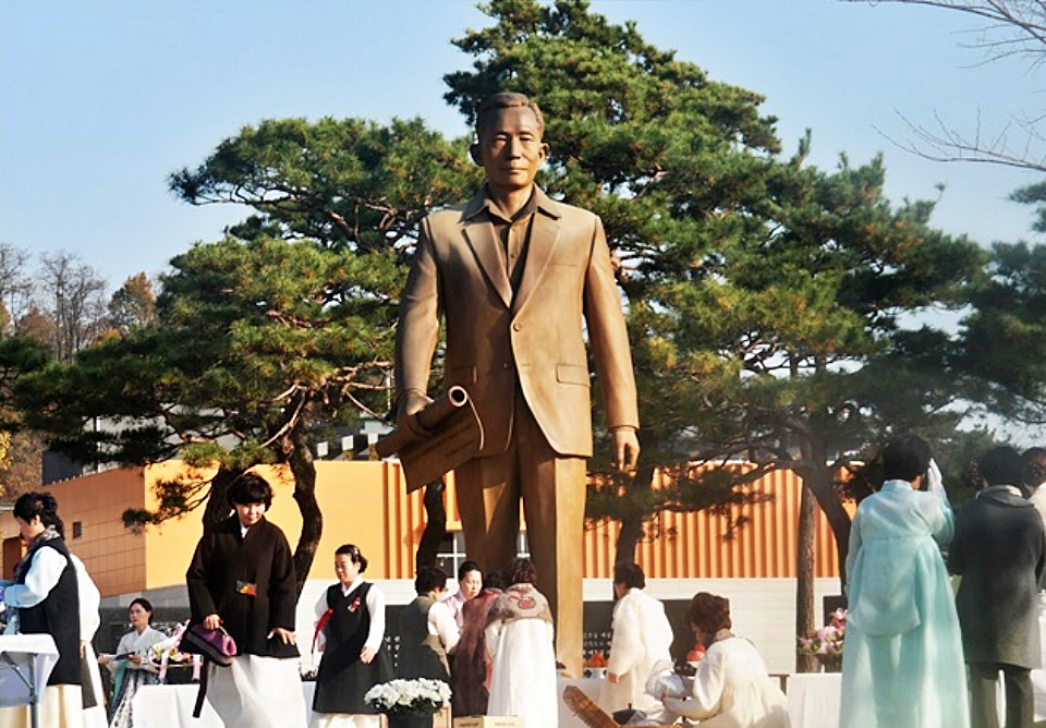 경북 구미시 상모동 박정희 전 대통령 생가터에 있는 박정희 동상(2017.11.16) / 사진.평화뉴스 김지연 기자