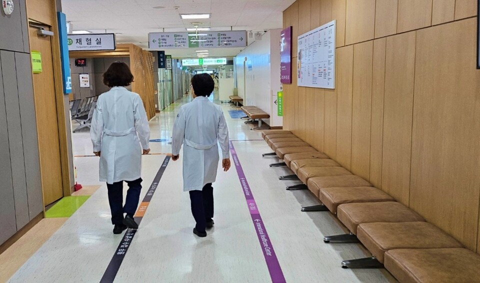 영남대병원 의사들이 복도를 걸어가고 있다.(2024.2.23) / 사진.평화뉴스 정준민 기자