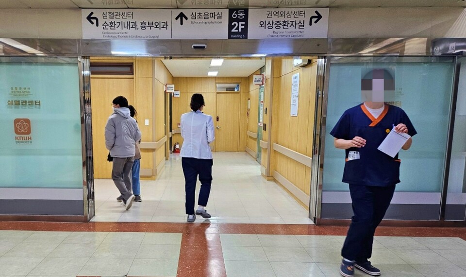 경북대병원 한 의사가 복도를 걸어가고 있다. (2024.3.12) / 사진.평화뉴스 정준민 기자