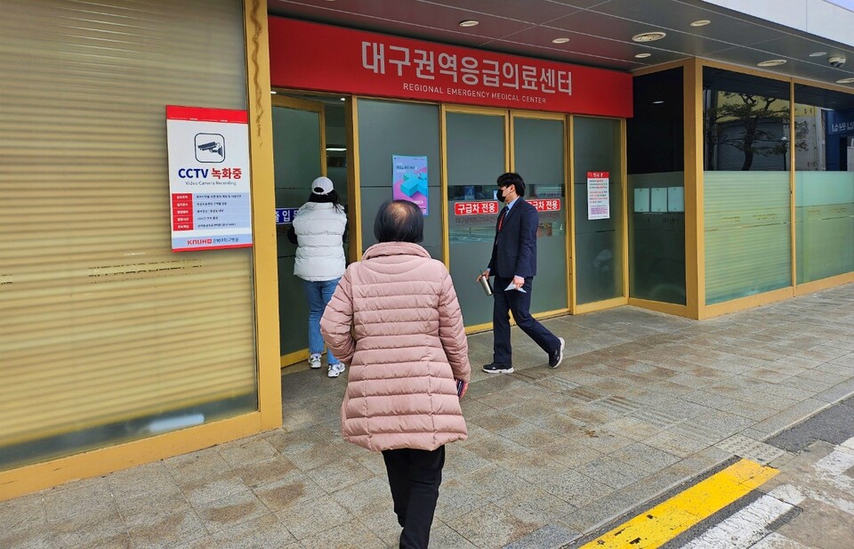 경북대병원을 찾은 시민들이 응급실로 들어가는 모습(2024.3.12) / 사진.평화뉴스 정준민 기자