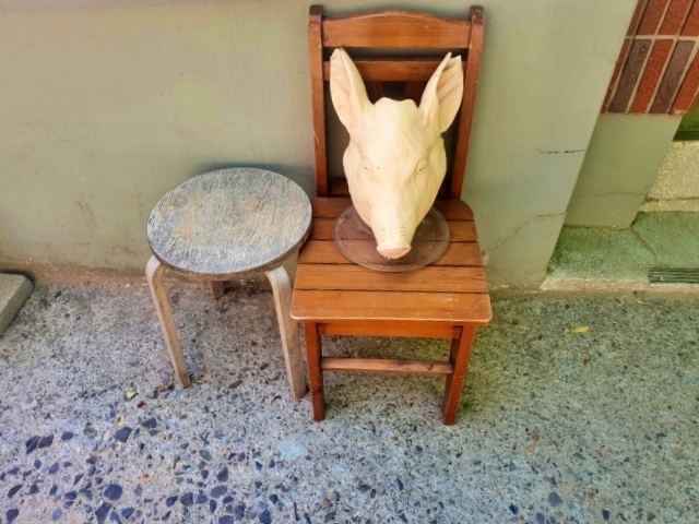 북구 대현동 이슬람사원 앞에 놓인 돼지머리(2023.6.8) / 사진.평화뉴스 정준민 기자