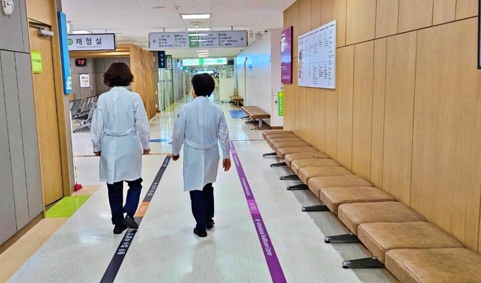 전공의들이 떠난 영남대병원에서 의사들이 복도를 걸어가고 있다.(2024.2.23) / 사진.평화뉴스 정준민 기자
