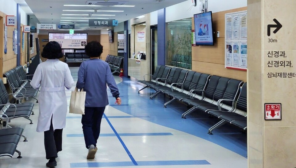 경북대병원 한 의사가 환자와 함께 걸어가고 있다. (2024.2.19) / 사진.평화뉴스 정준민 기자
