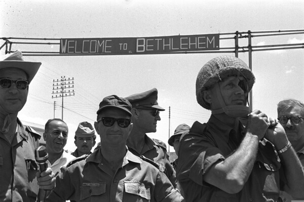 '웰컴 투 베들레헴'...이스라엘 모셰 다얀 국방부 장관과 알루프 우지 나르키스 중앙사령관이 1967년 6월 제3차 서남아시아전쟁 중 베들레헴 입구에 서있다. / 사진 출처. 독일  『슈피겔』 보도