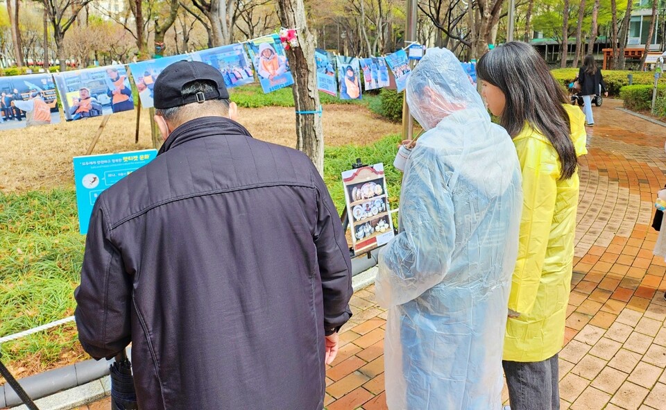 시민들이 장애인들이 직접 찍은 사진들을 보고 있다. (2024.3.30) / 사진.평화뉴스 정준민 기자
