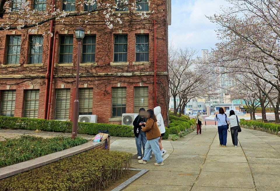 대구 남구 계명대 대명캠퍼스에서 학생들이 걸어가고 있다.(2024.3.29) / 사진.평화뉴스 정준민 기자