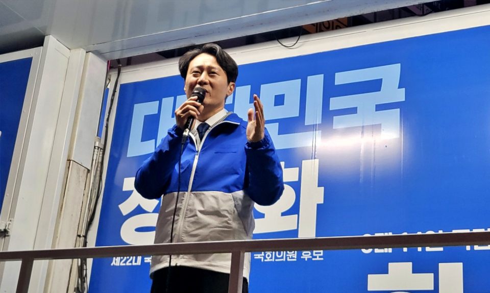 이탄희 의원이 허소 후보 지지유세를 하며 '윤석열 정부의 실정'에 대해 비판성 발언을 하고 있다.(2024.3.31) / 사진.평화뉴스 김영화 기자