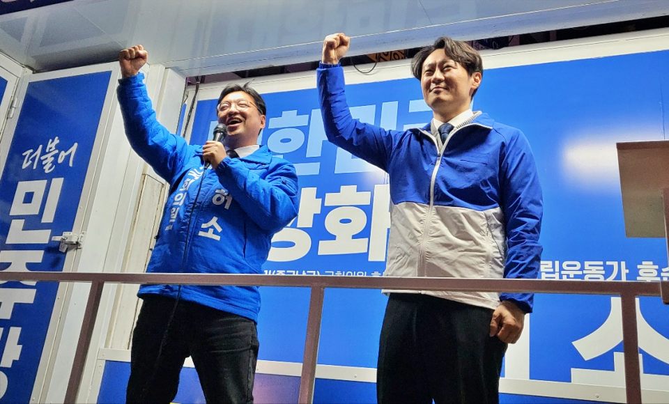 (왼쪽부터)민주당 대구 중구남구 허소 후보와 이탄희 국회의원이 동성로 옛 중파 앞 광장에서 지지 유세 중이다.(2024.3.31) / 사진.평화뉴스 김영화 기자