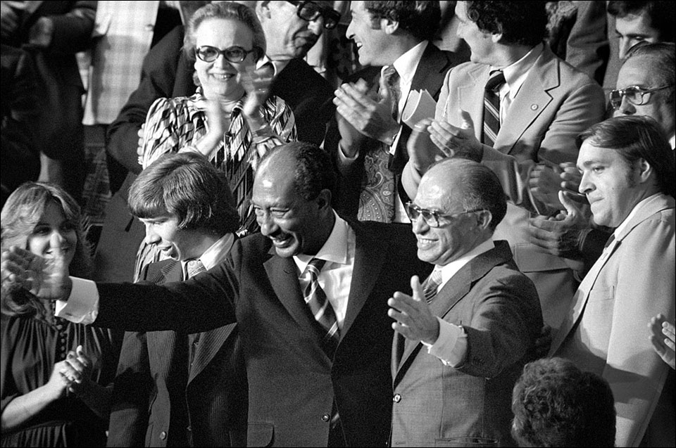 지미 카터 대통령이 캠프 데이비드 협정의 결과를 미국 국회 합동 의회에서 발표하자 안와르 사다트(왼쪽)이집트 대통령과 메나헴 베긴(오른쪽) 이스라엘 총리에게 박수를 보내고 있습니다.1978.9.18) / 사진 출처. 미국의회도서관