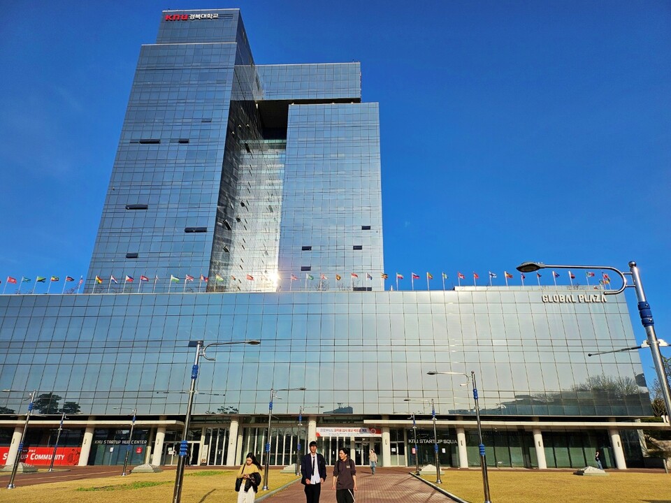 경북대 글로벌플라자 앞(2024.4.1) / 사진.평화뉴스 정준민 기자