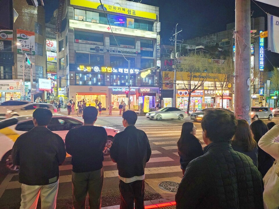 경북대 북문 앞에서 시민들이 신호를 기다리고 있다.(2024.4.1) / 사진.평화뉴스 정준민 기자