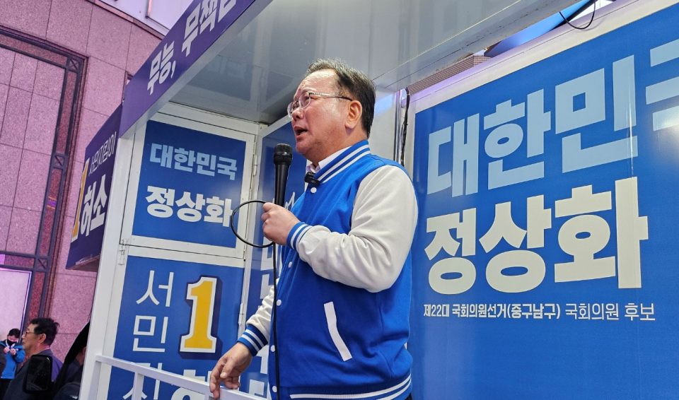 김부겸 민주당 상임공동선대위원장이 대구 동성로 광장에서 대구 유권자들에게 지지를 호소하고 있다.(2024.4.2) / 사진.평화뉴스 정준민 기자