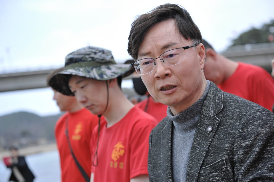 민주당 김상우 안동.예천 후보가 채 상병이 숨진 내성천에서 해병대 예비역들과 추모 유세를 벌이고 있다.(2024.30) / 사진.김상우 캠프