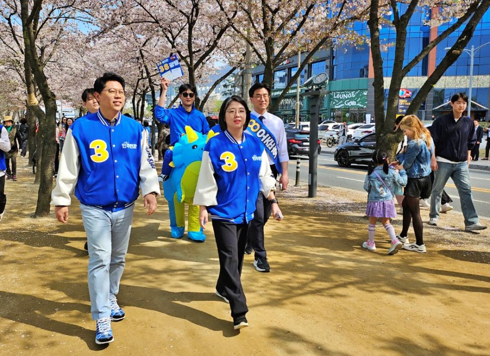 (왼쪽부터)더불어민주연합 서재헌 후보와 용혜인 선거대책위원장이 수성못에서 오준호 후보 지지 유세를 벌이고 있다.(2204.4.6) / 사진.평화뉴스 정주민 기자