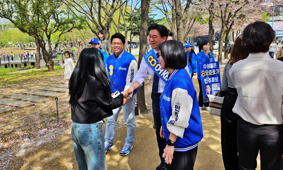 오 후보가 수성못에서 한 유권자와 악수를 나누고 있다.(2024.4.7) / 사진.평화뉴스 정준민 기자