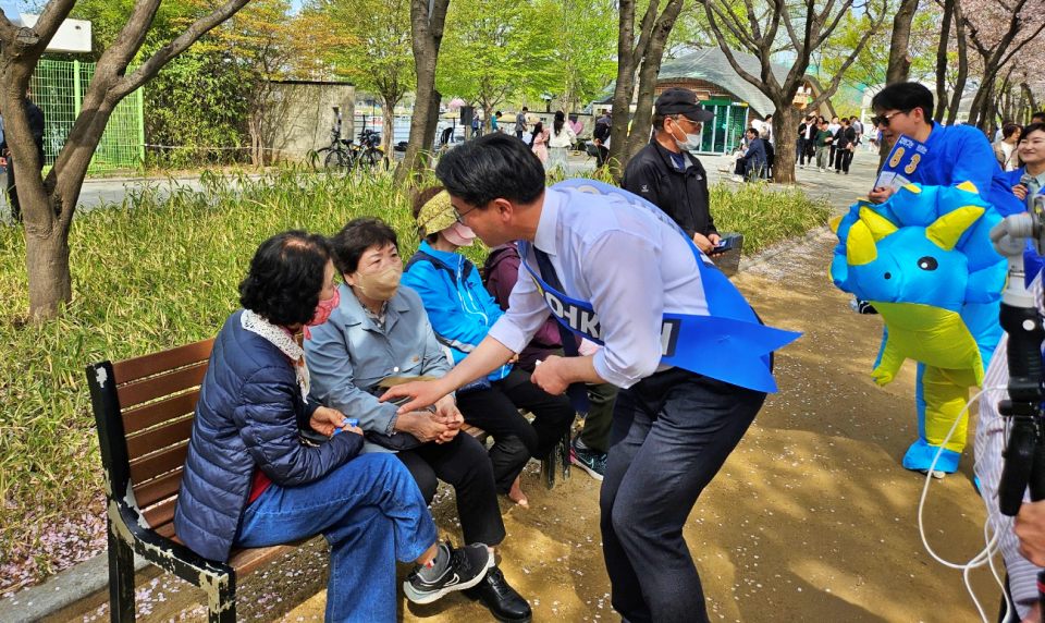 수성구을 유권자들에게 명함을 나눠주며 지지를 호소하는 오준호 후보(2024.4.7)