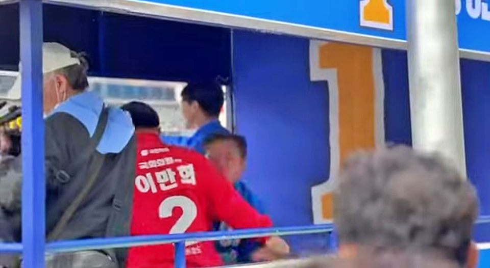 경북 영천시.청도군 국민의힘 이만희 후보 선거사무장이 더불어민주당 이영수 후보 선거 유세차량에 난입했다.(2024.4.2) / 사진.이영수 캠프