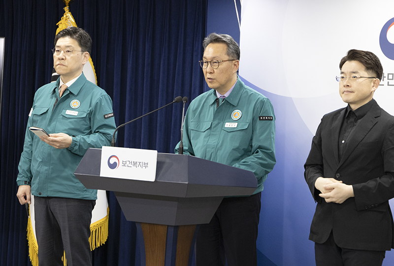 박민수 보건복지부 제2차관이 '의사 집단행동 중앙재난안전대책본부 회의' 정례 브리핑을 하고 있다.(2024.4.5)/ 사진 출처.보건복지부