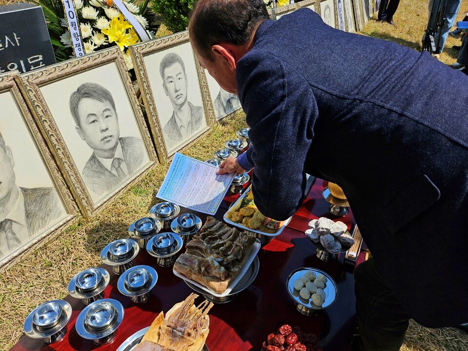 김찬수 4.9인혁재단 이사장이 제례상 위에 '박정희 우상화 반대' 성명서를 올리고 있다. (2024.4.9) / 사진.평화뉴스 정준민 기자