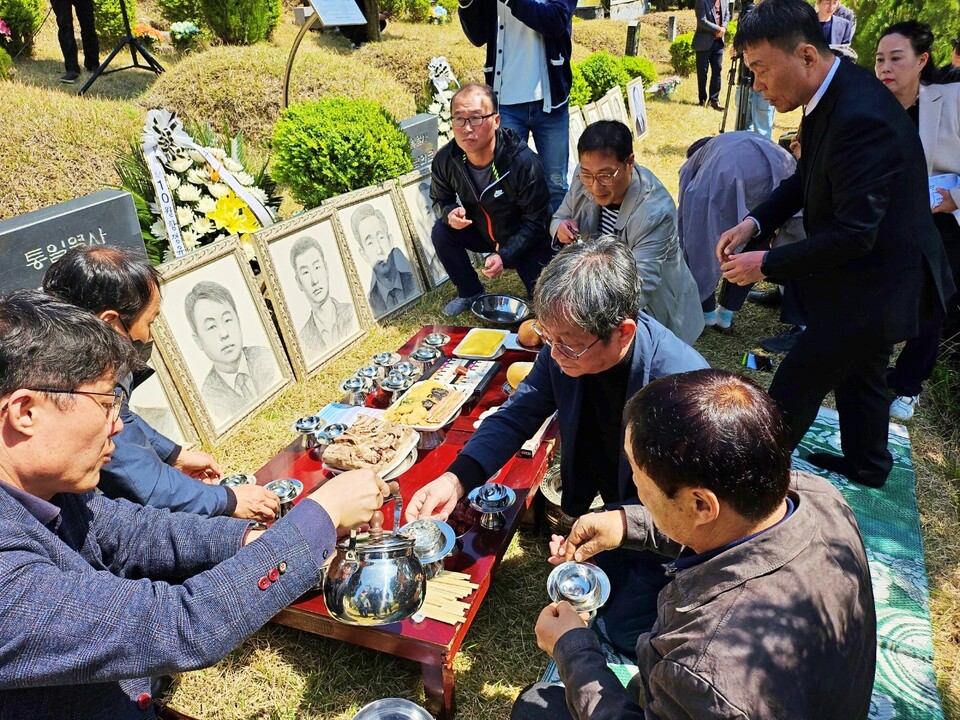 유족들이 영정사진 앞에 놓인 제례상에 술을 올리고 있다. (2024.4.9) / 사진.평화뉴스 정준민 기자