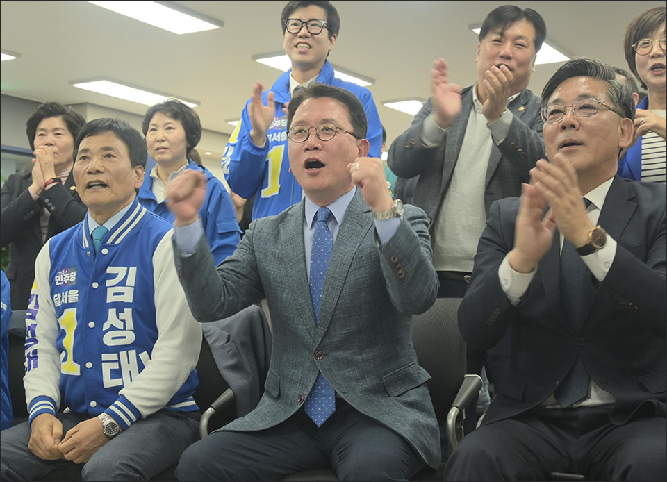지상파3사의 출구조사에서 '민주당 압승'이 예측되자 환호하는 민주당 대구지역 후보들. (앞줄 왼쪽부터) 김성태(달서구을), 강민구(수성구갑), 권택흥(달서구갑) 후보((2024.4.10 민주당 대구시당) / 사진. 평화뉴스 정준민 기자