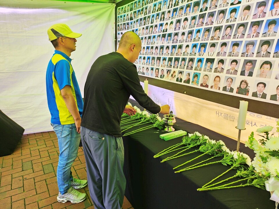 시민들이 희생자 추모를 위해 향을 꽂고 있다. (2024.4.16) / 사진.평화뉴스 정준민 기자