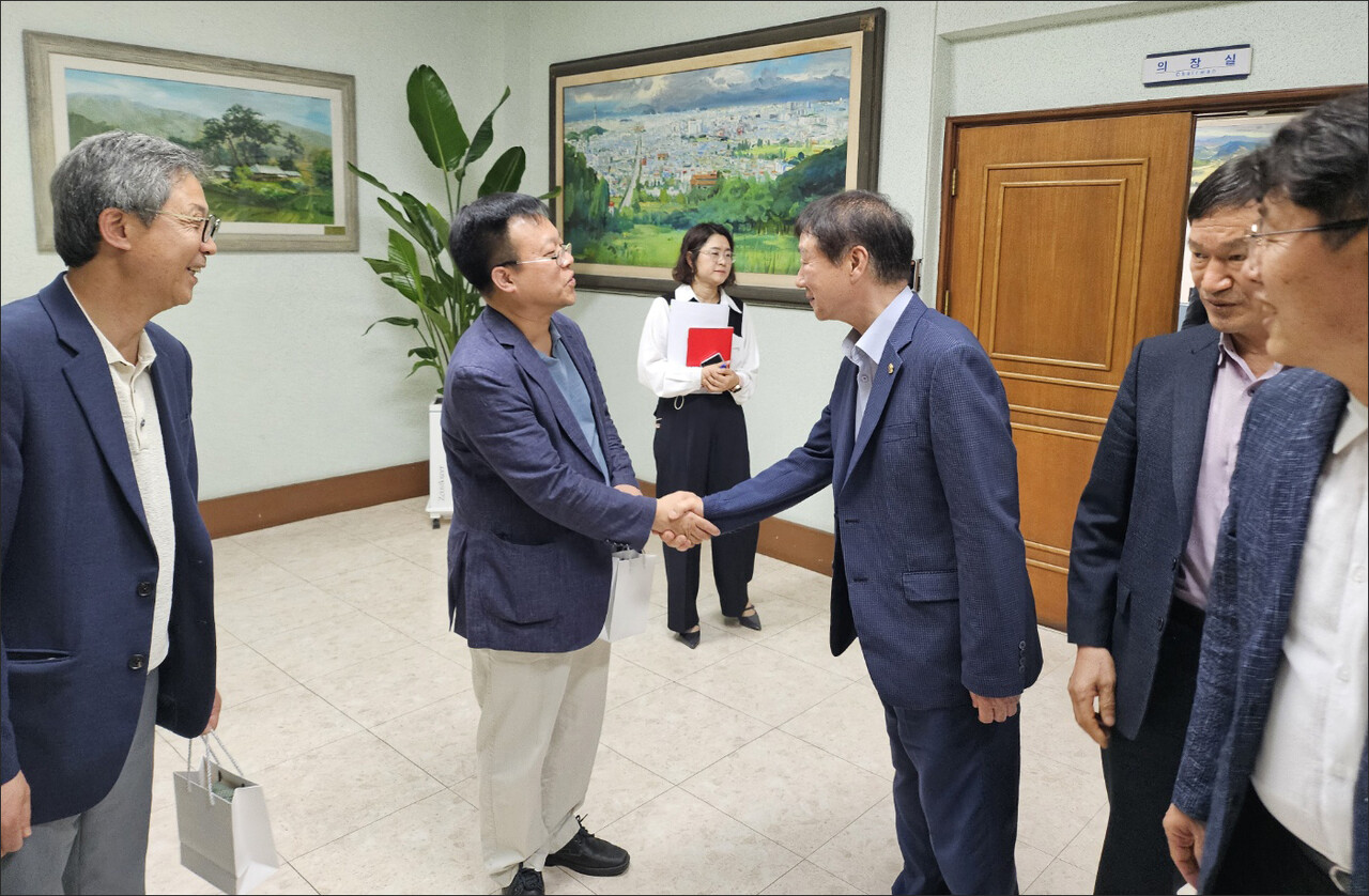 웃으며 손은 잡았지만......'박정희 기념사업'에 대한 대구시의회와 시민단체의 첫 면담이 끝난 뒤 김승무 대구시민단체연대회의 상임대표(왼쪽)와 임인환 시의회 기획행정위원장(오른쪽)이 악수하고 있다.(2024.4.19. 대구시의회 의장실 앞) / 사진. 평화뉴스 정준민 기자