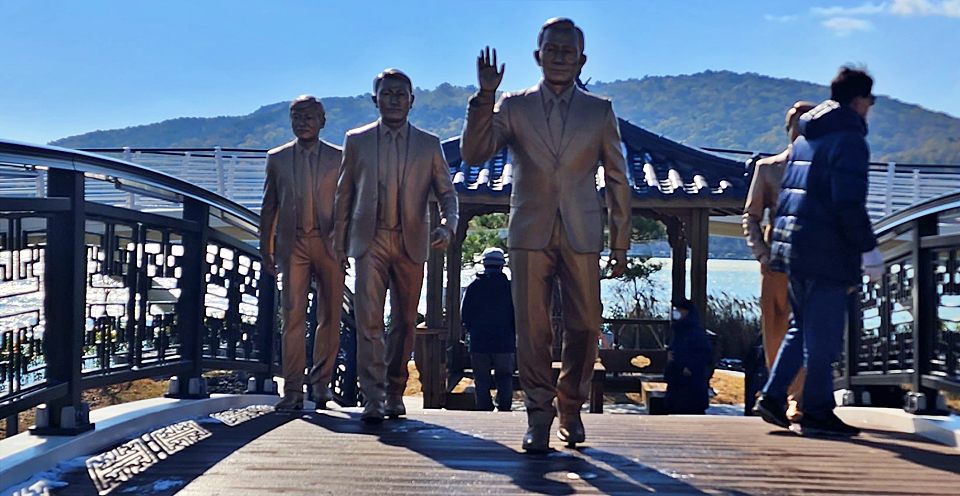 경북 경주 보문관광단지 내 역사관광공원 '역사의 다리'에 세워진 박정희 전 대통령 실물 크기 청동 동상. 박 전 대통령이 보문관광단지를 찾았을 당시 모습을 재현했다.  / 사진.경주시 공식 블로그