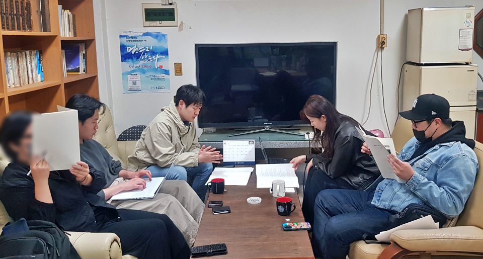 평화뉴스 제79차 독자위원회...(왼쪽부터) 노진실 위원, 정준민 기자, 민경환 위원, 김영화 기자, 김명섭 위원(2024.4.23. 대구 동구 신천동 평화뉴스 사무실) / 사진.평화뉴스 유지웅 기자