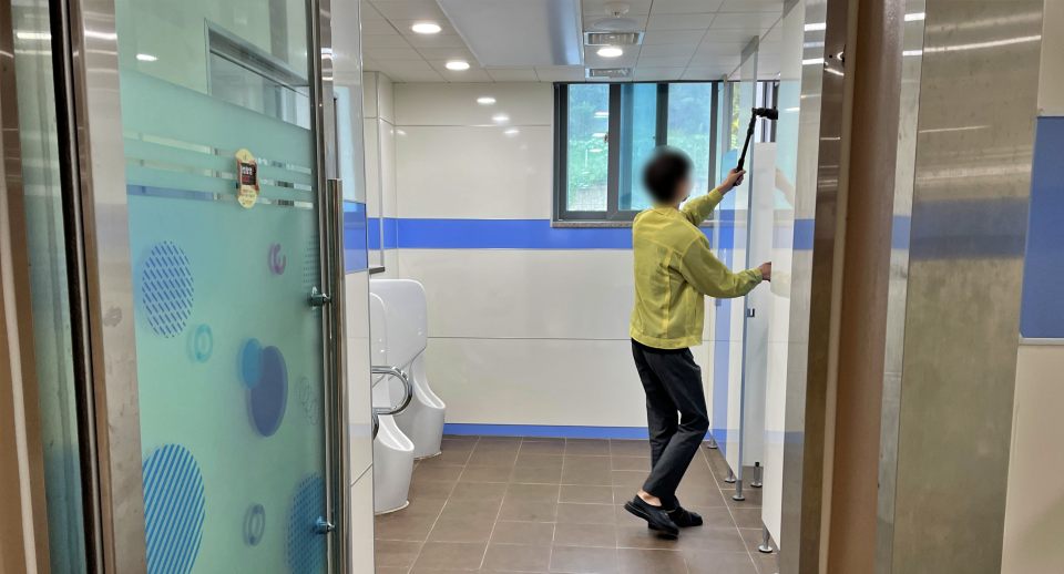 경북 한 학교에서 디지털 성범죄 예방을 위한 불법촬영 카메라 점검 중이다.(2021.9.6) / 사진.경북교육청 