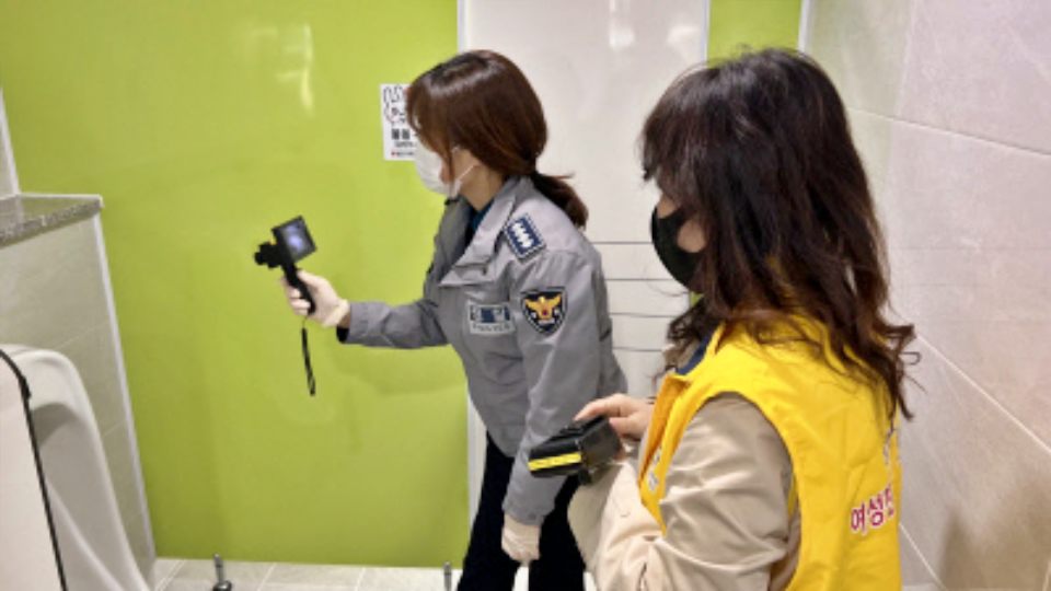 대구 중부경찰서 '불법카메라 합동점검단'이 관내 한 학교 화장실에서 불법촬영 합동점검 중이다.(2022.4.1) / 사진.중부경찰서