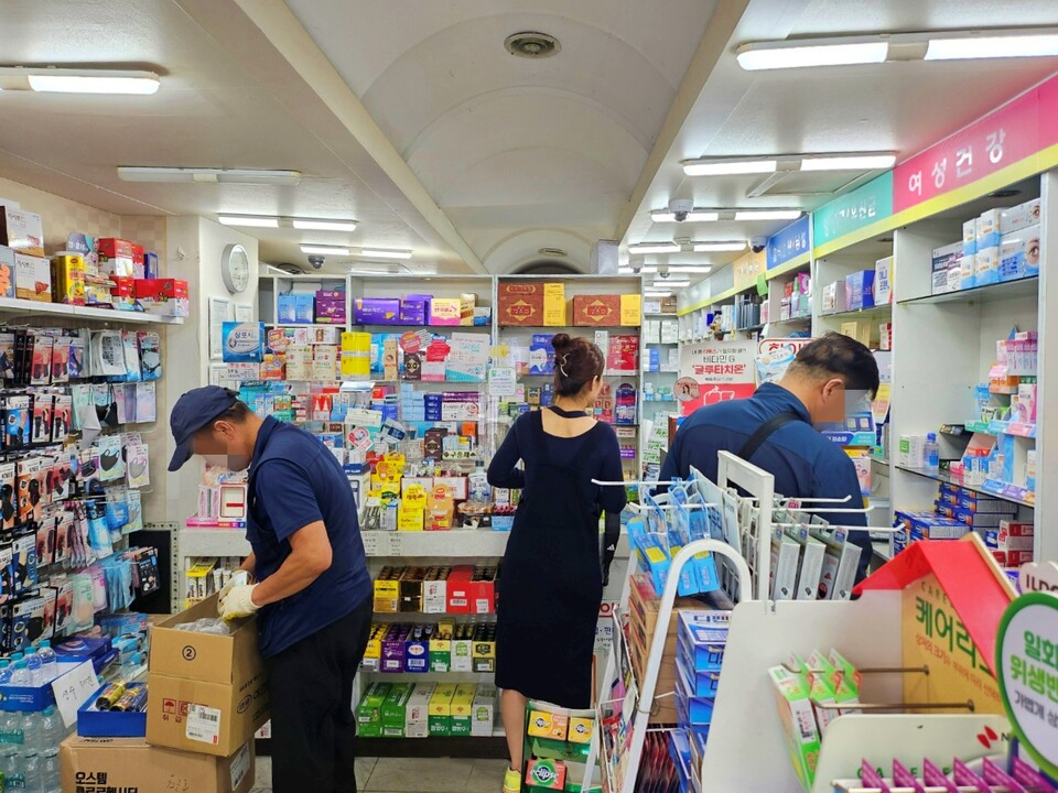 약국을 찾은 시민들이 의약품을 구매하고 있다. (2024.4.30) / 사진.평화뉴스 정준민 기자