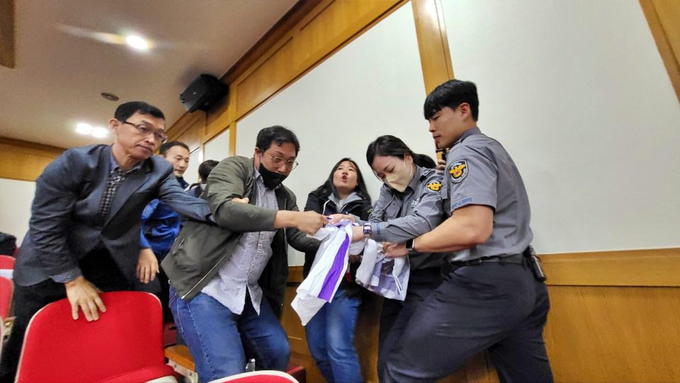 "박정희 동상이 웬말이냐, 조례안 폐지하라"...시민단체 인사들이 대구시의회 본회의장 방청석에서 고성을 치르며 현수막을 펼치려다 제지 당하고 있다.(2024.5.2) / 사진.평화뉴스 김영화 기자