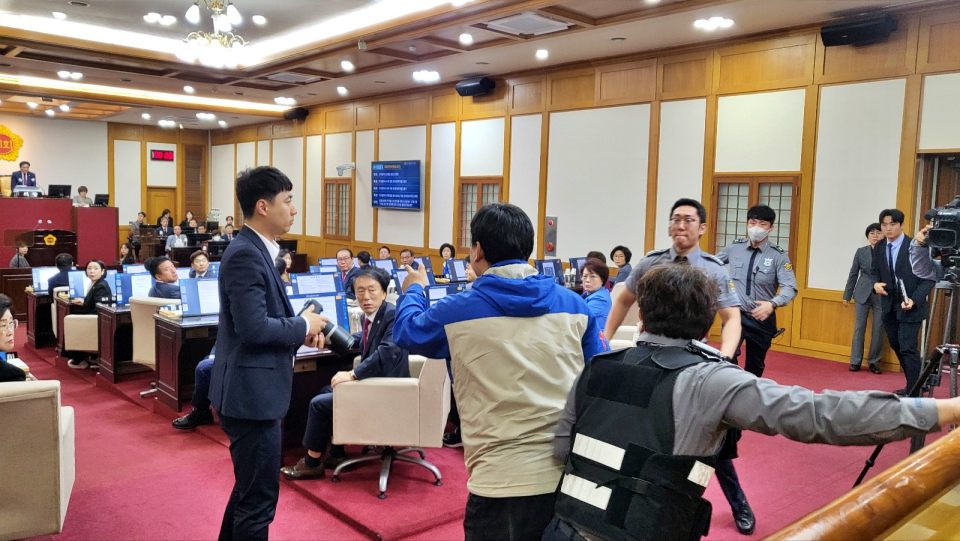 방청석을 뛰어넘어 본회의장으로 난입한 시민단체 인사들이 "박정희 조례안 폐지"를 촉구하며 대구시의원들에게 항의하고 있다.(2024.5.2) / 사진.평화뉴스 김영화 기자 